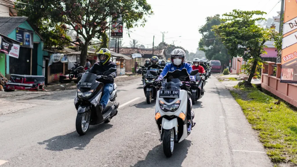 keselamatan berkendara, etika berlalu lintas, tips aman di jalan, sosial berkendara, keamanan jalan raya, indo safe system